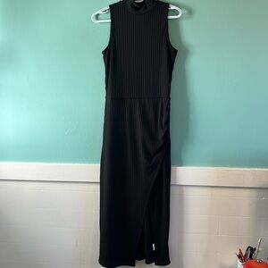 springlike long black dress in a trendy knit pattern, high slit keyhole back.